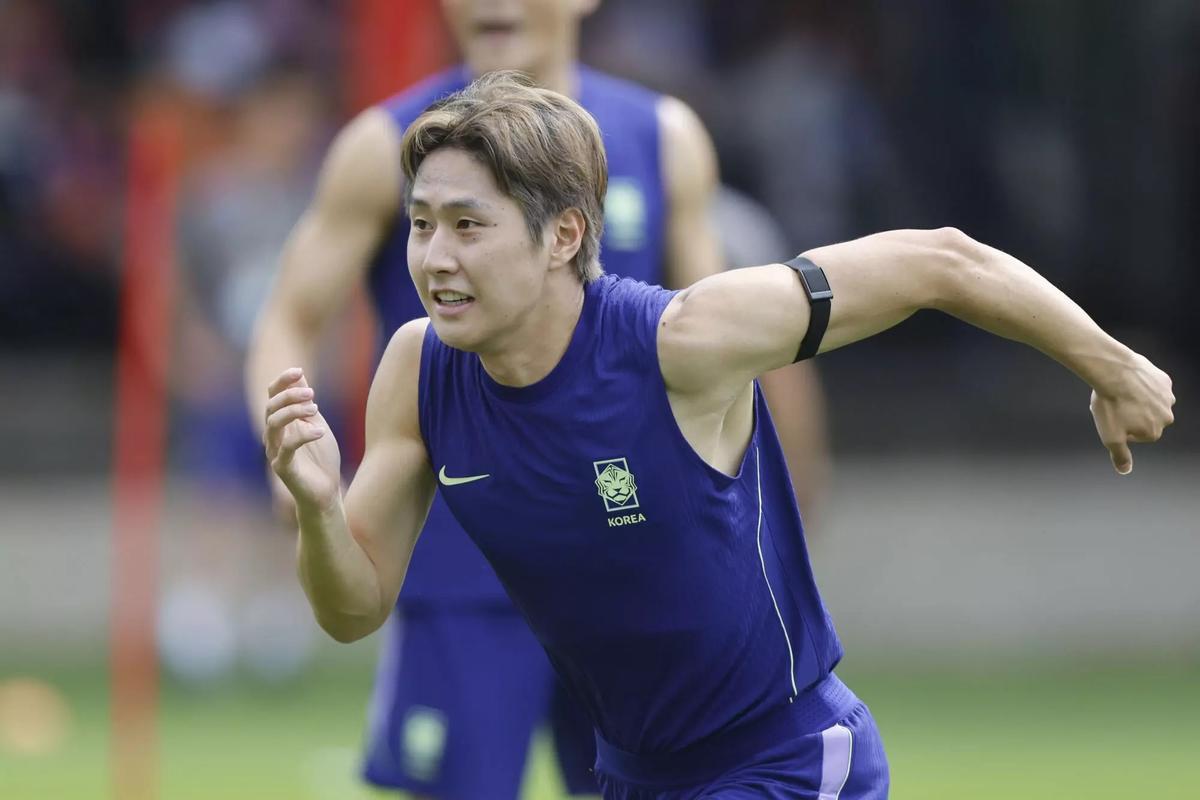 Lee Kang-in de Corea del Sur, en un entrenamiento en Guadalajara, (México).