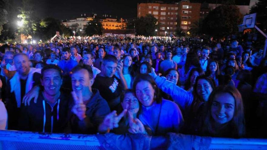 Los espectadores en un momento del concierto de Bebe. // Iñaki Abella
