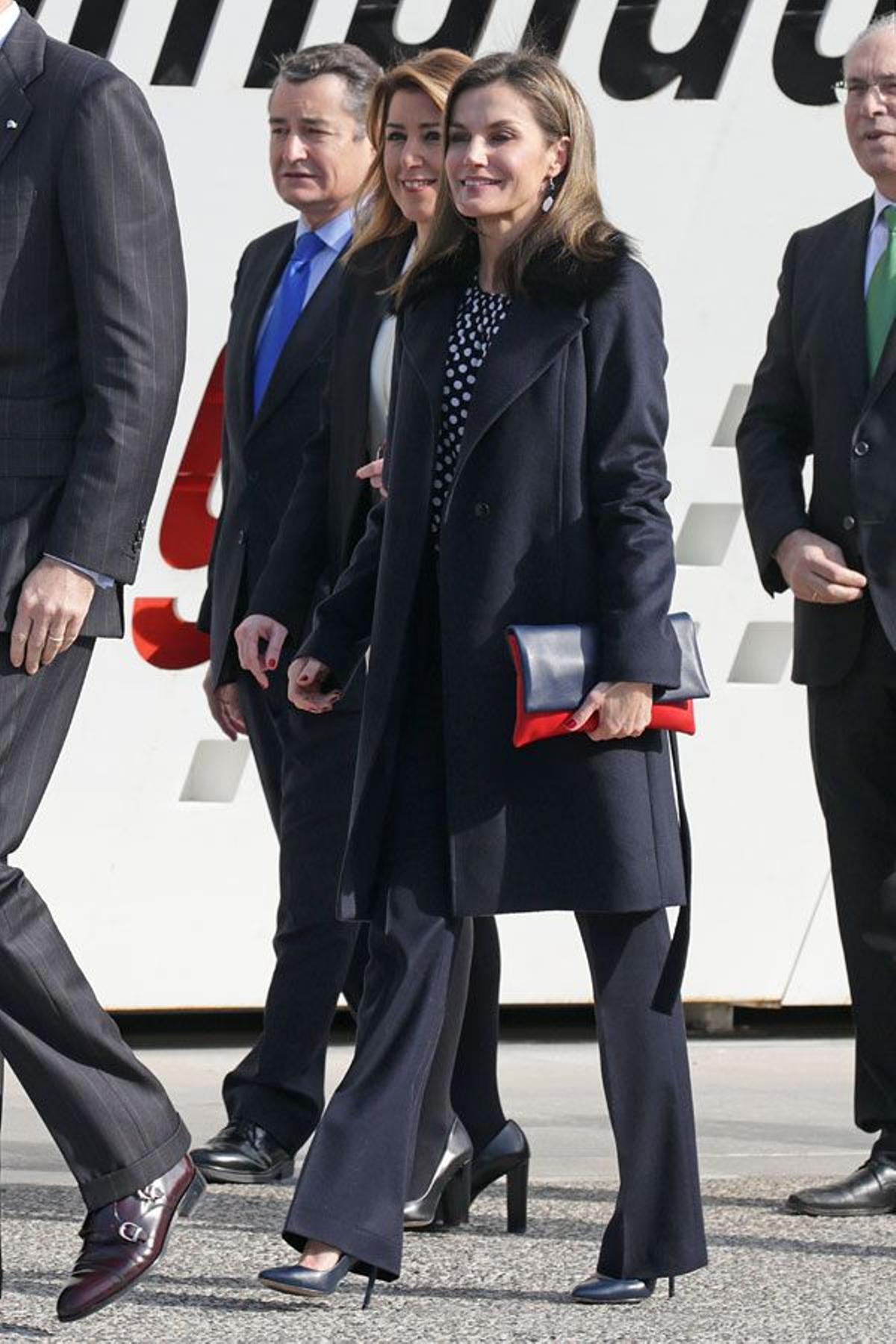 Letizia Ortiz con camisa de lunares y abrigo de pelo en el cuello