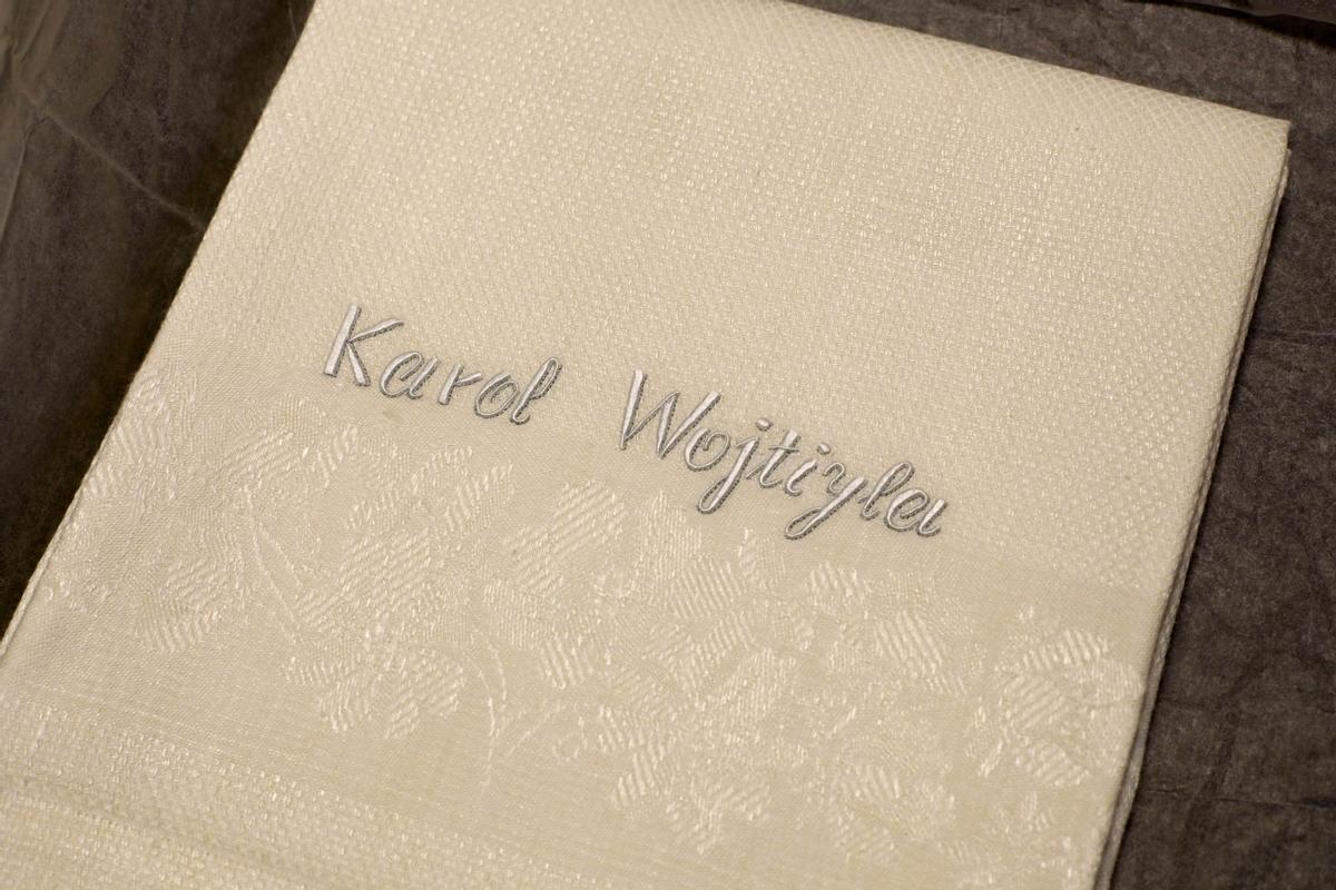 Toalla con el nombre de Karol Wojtyla que usó el Papa cuando durmió en el palacio arzobispal.