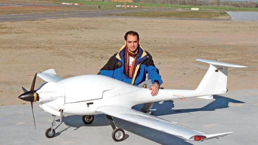 Perales junto a un prototipo de lo que después se desarrolla como avión no tripulado.