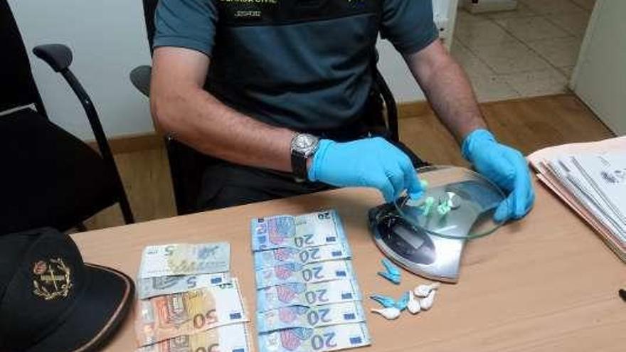 Drogas y dinero incautados. // Guardia Civil