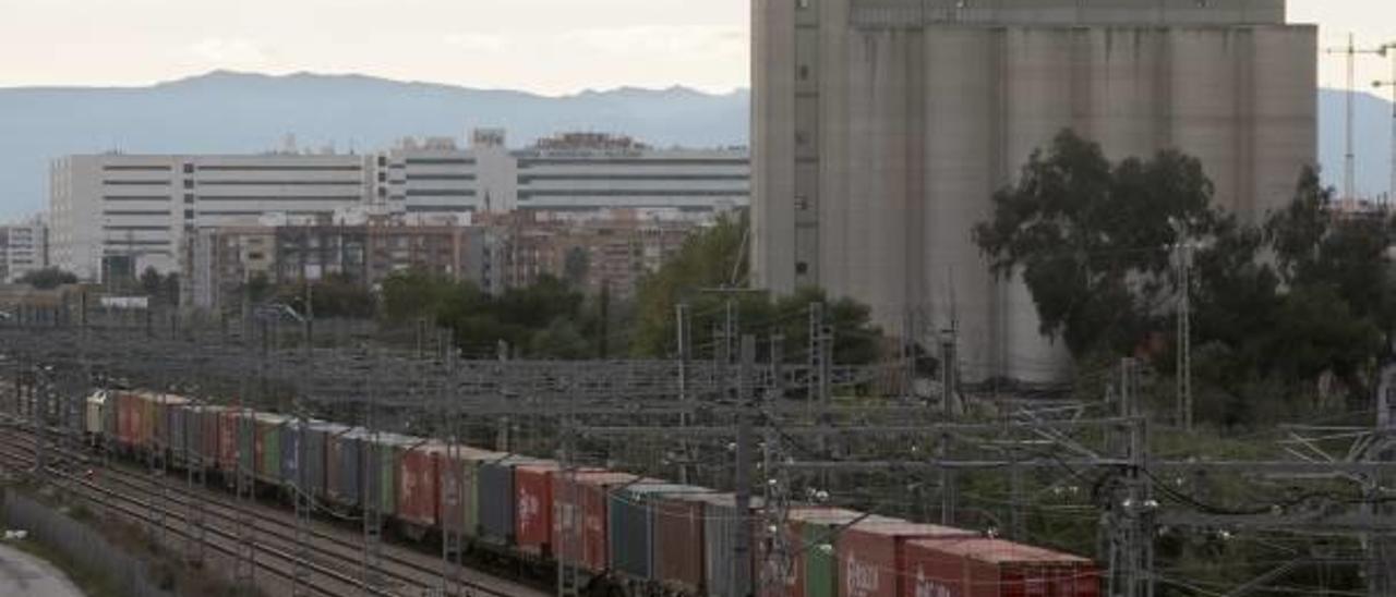 Tren de mercancías próximo a la ciudad de València tras pasar por Fuente de San Luís.