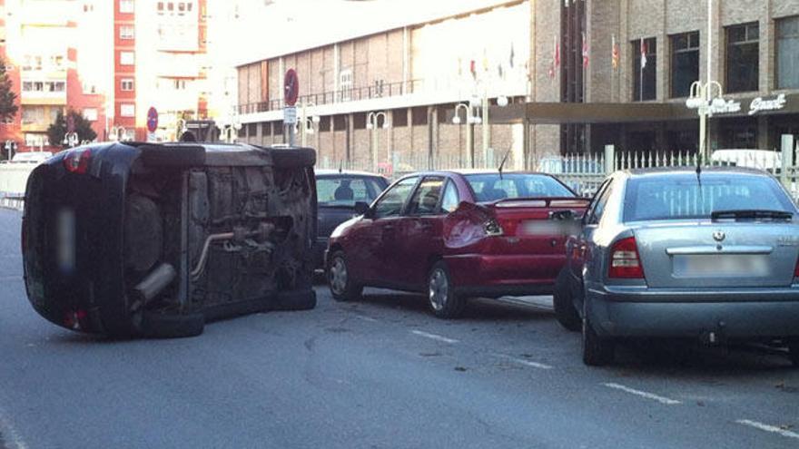 Un coche volvado delante del Hotel Coia. // Adrián Irago