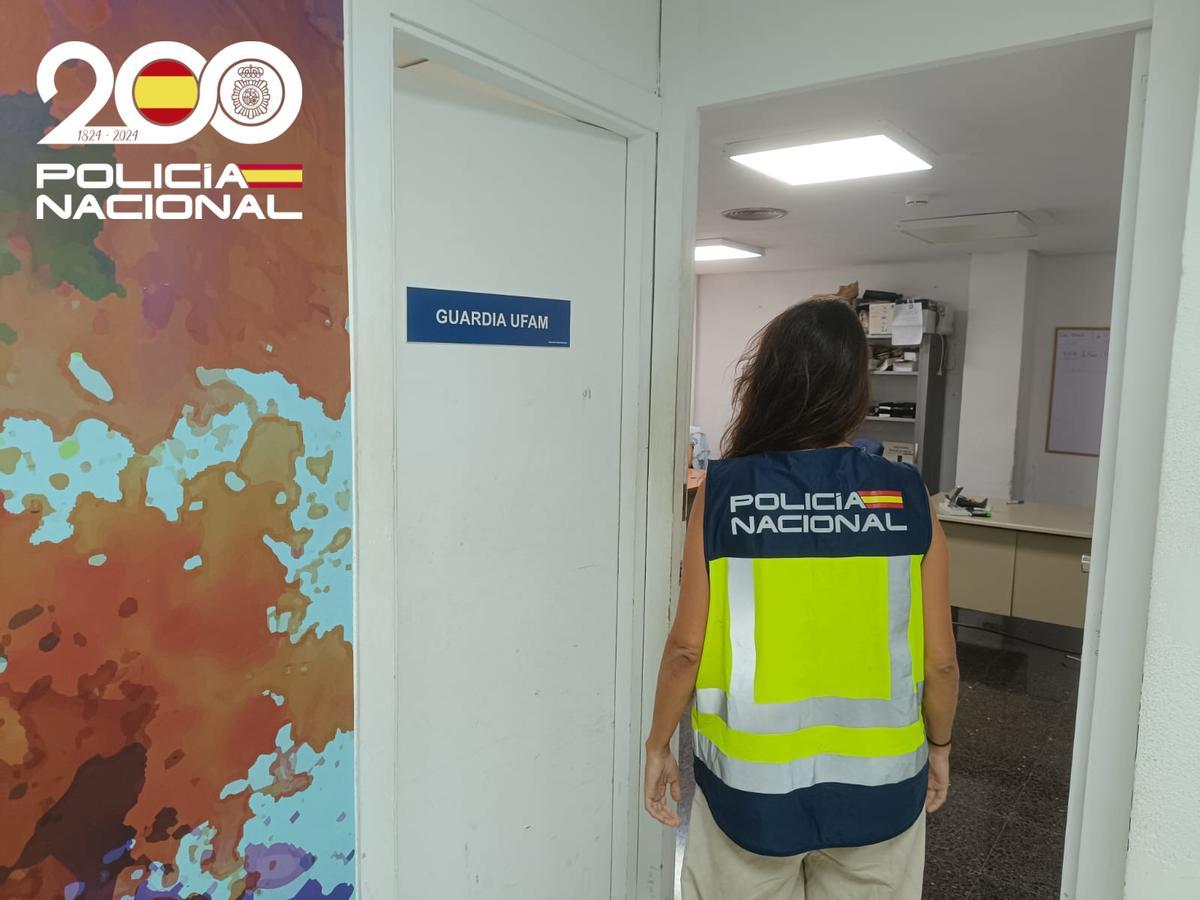 Una agente de la Unidad de Familia y Mujer (Ufam) de la Policía Nacional.