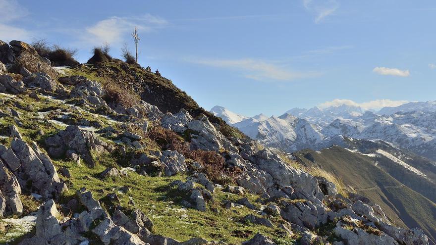 Ruta a la cruz de Priena: un mirador al santuario de Covadonga y al macizo central de los Picos de Europa
