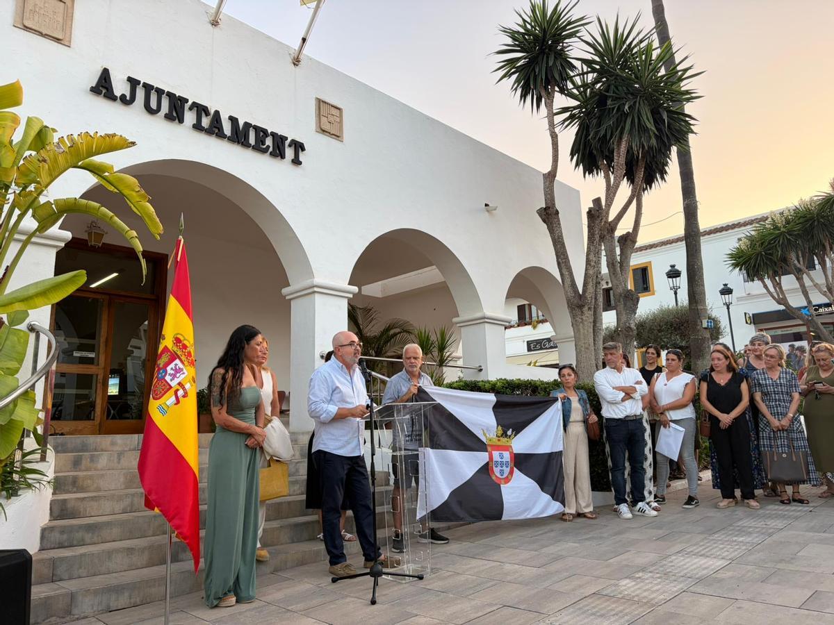 Galería: Concentración en apoyo a Ceuta en el Ayuntamiento de Sant Josep