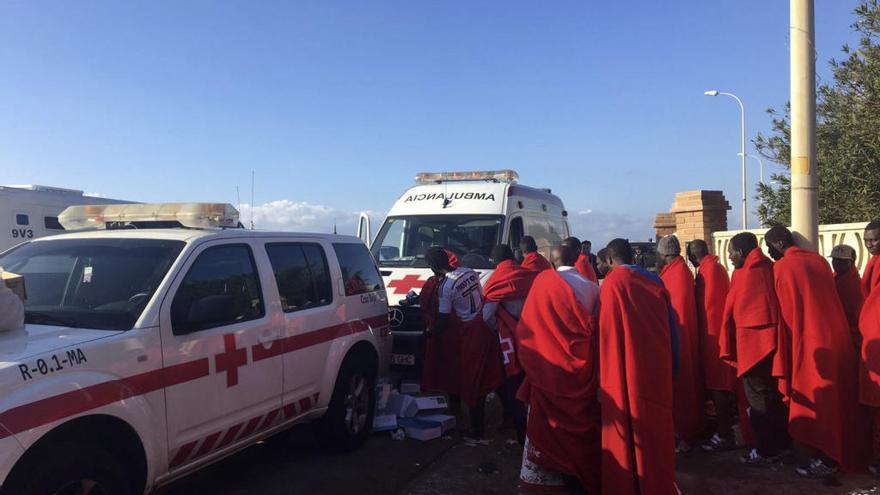 La imagen muestra a los inmigrantes a su llegada a Benajarafe.