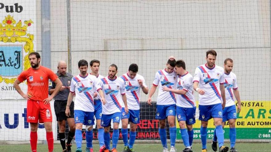 Los jugadores del Langreo felicitan a Claudio por uno de sus goles.