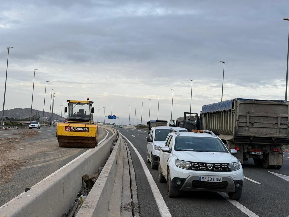 Trabajos de limpieza en la A-7 en una imagen facilitada por el Ministerio de Transportes.