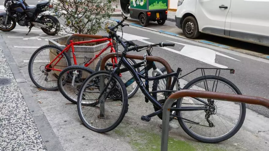 Crecen las quejas por las bicis abandonadas en las Delicias: "No hay sitio ni para otras bicicletas ni para los coches"