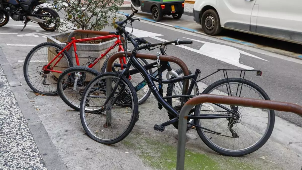 Crecen las quejas por las bicis abandonadas en las Delicias: "No hay sitio ni para otras bicicletas ni para los coches"