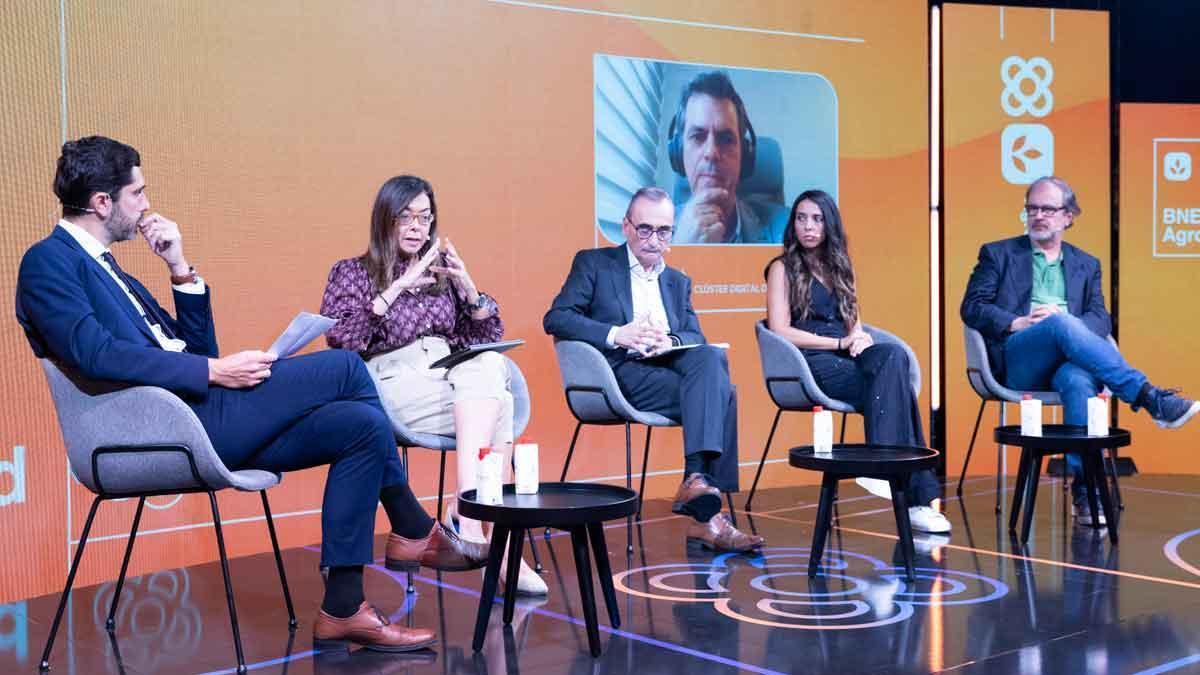 Olga Escriu, directora de Solucions d’Empreses del BBVA a Catalunya (segona per l’esquerra), durant la seva intervenció a BNEW Agrofood.