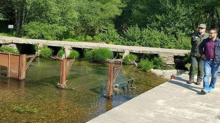 Miguel Medela, con un agente de Medio Ambiente, en la playa fluvial.