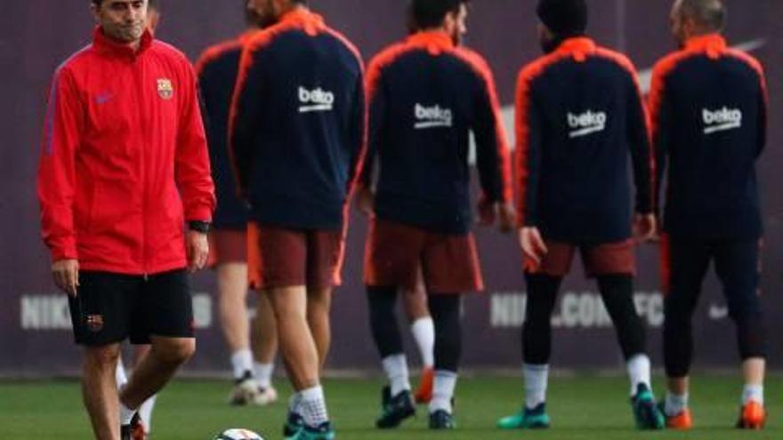 Ernesto Valverde, a l&#039;inici de l&#039;entrenament d&#039;ahir del Barça