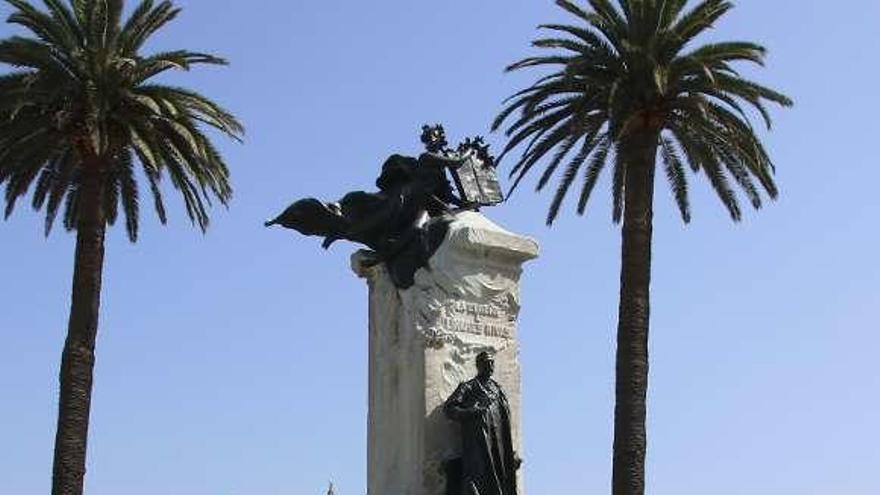 La estatua de Linares Rivas, renovada.