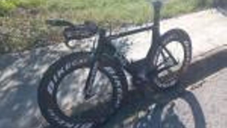 Trenquen l&#039;aparador d&#039;un cop de roc i roben 4 bicis