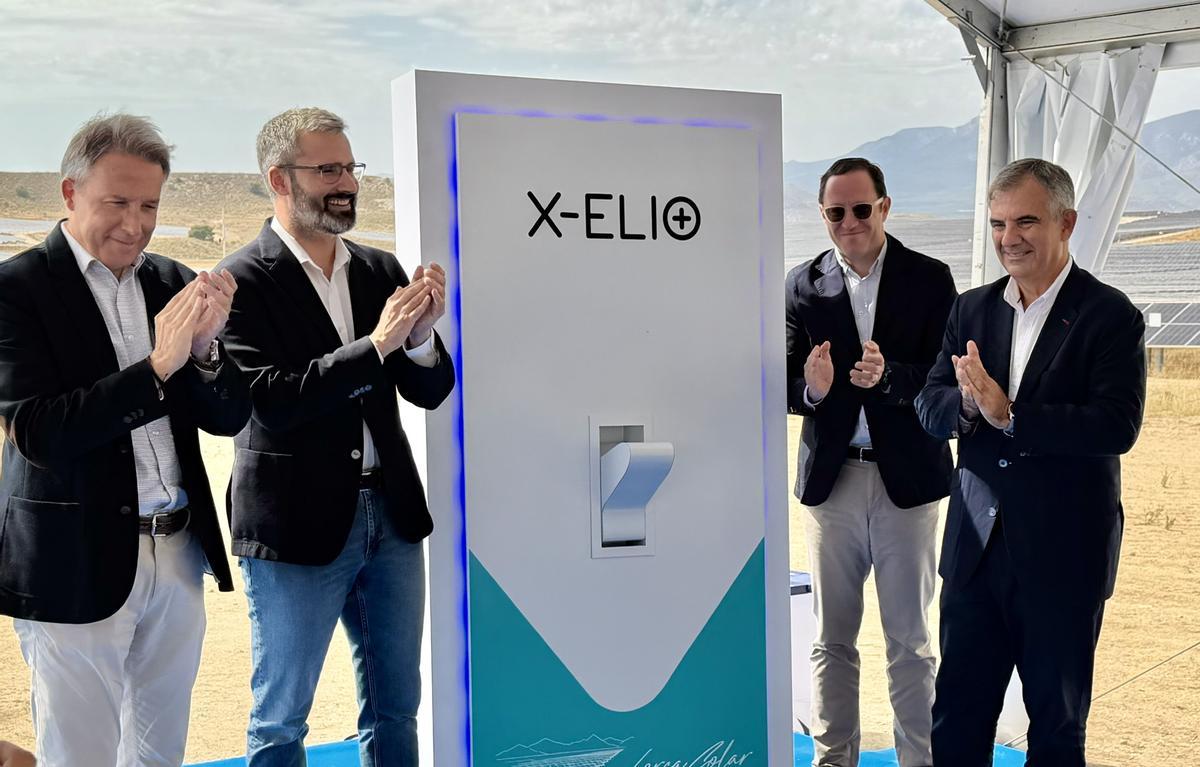 El alcalde de Lorca, el delegado del Gobierno en la Región, el presidente de X-ELIO y el consejero de Medio Ambiente, en el momento del encendido de la planta fotovoltaica Lorca Solar.