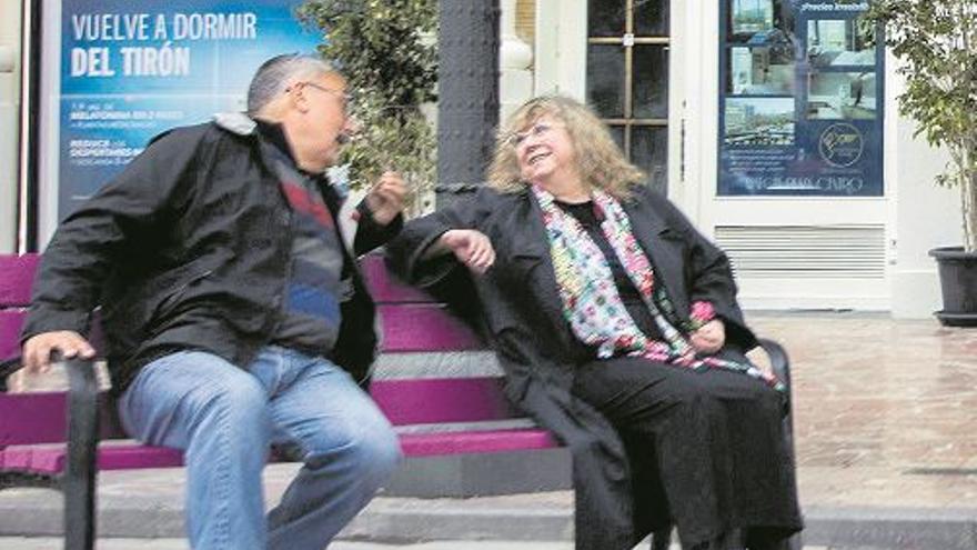 Dos protagonistas del reportaje en los bancos recién instalados en la plaza del Ayuntamiento de  València.