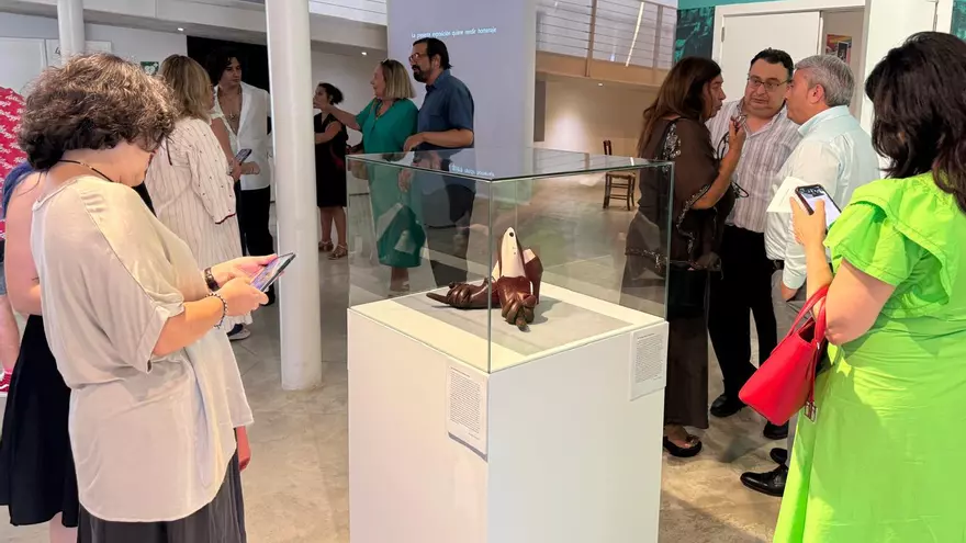 La exposición de 'Fuck You Shoes', del creador mallorquín Miguel Adrover, en el Museu del Calçat de Inca