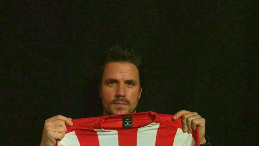 Dani Martín, con su camiseta del Sporting.