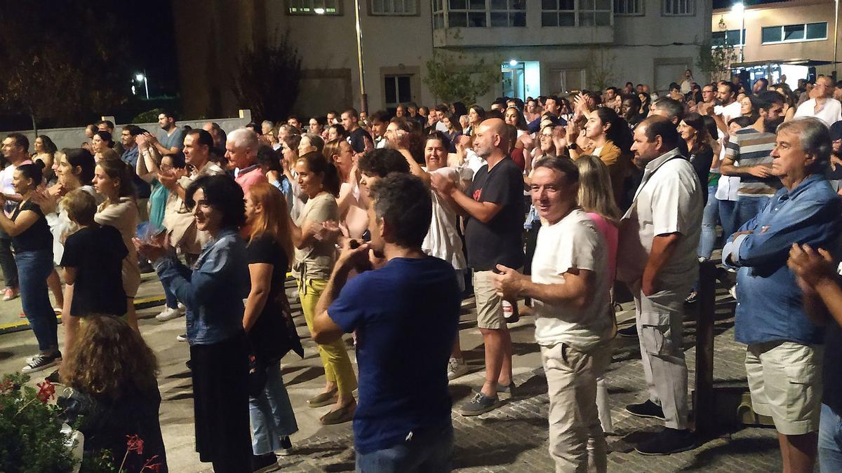 Público en el concierto de Ses, en Dena.