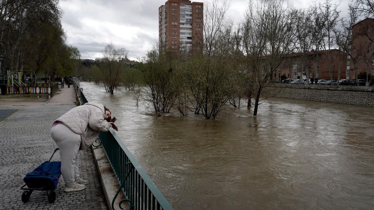 El Manzanares entra en nivel rojo por riesgo de inundaciones
