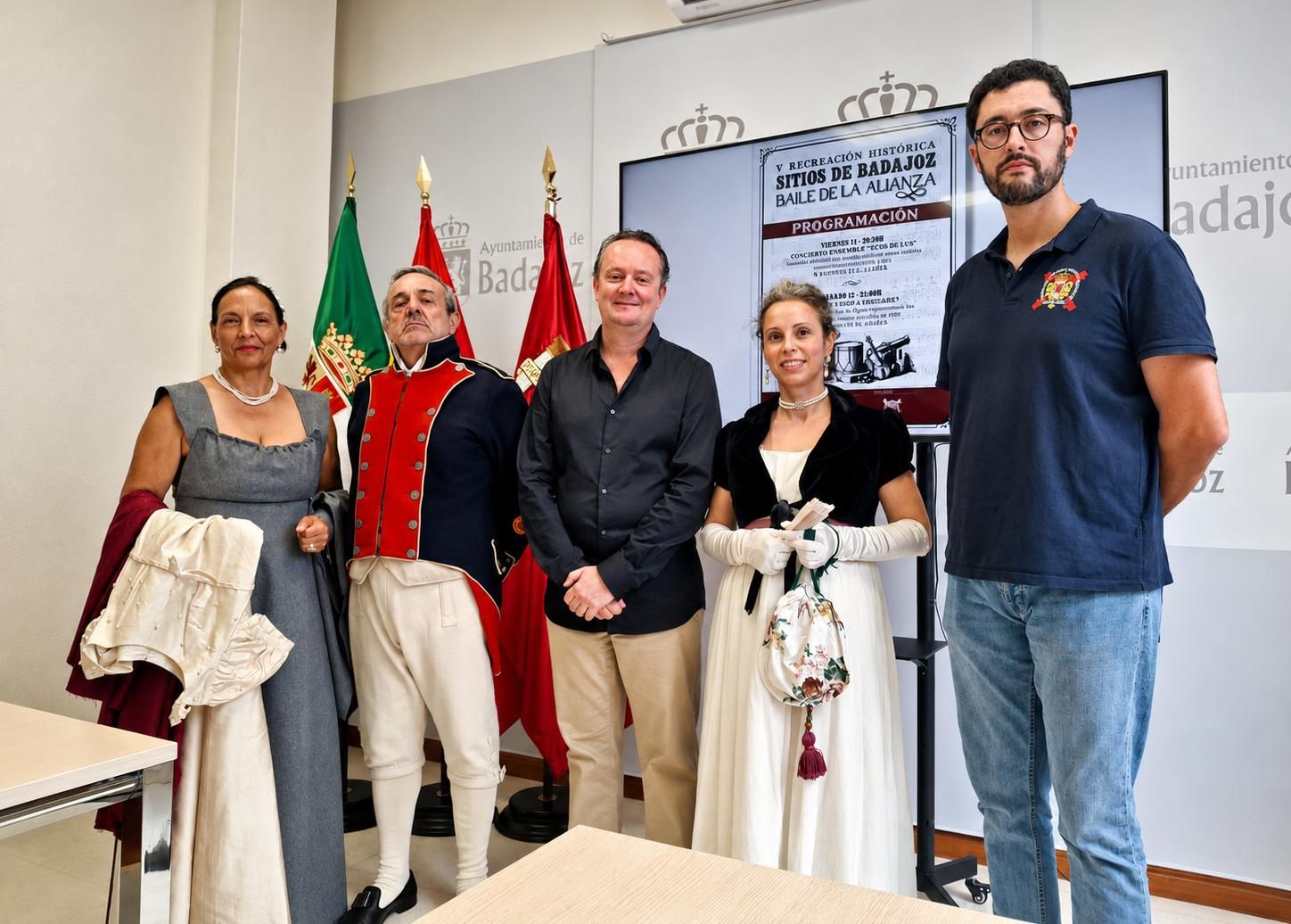 Rubén Galea y Juan Carlos Romero, acompañados por varios recreadores, durante la presentación de las actividades.