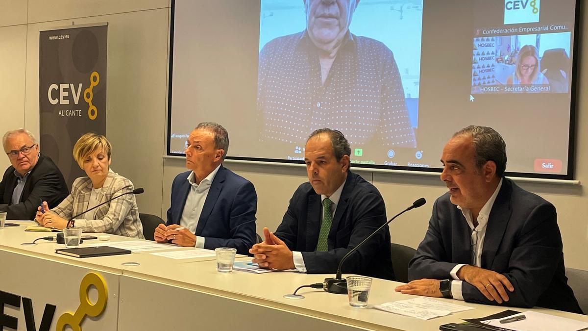 José Juan Fornés, Marián Cano, Salvador Navarro, Carlos Baño y Nacho Amirola, durante la reunión de este lunes, con Joaquín Pérez conectado telemáticamente.
