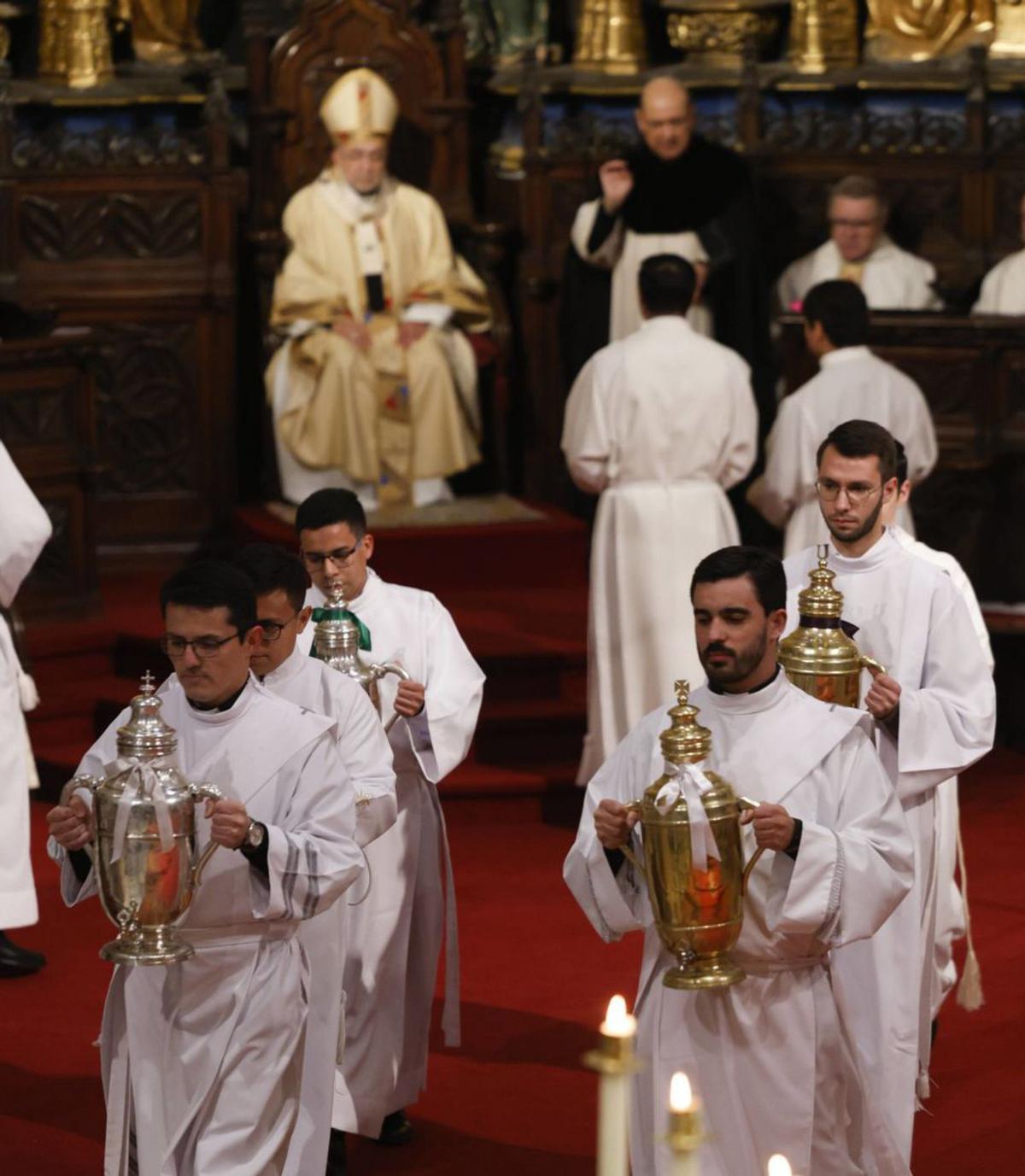 Seminaristas portan los santos óleos, ayer, durante la misa. | LUISMA MURIAS