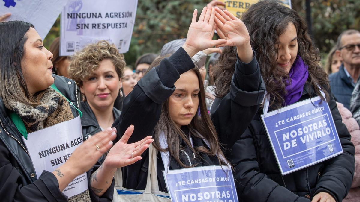 Feministas claman &quot;¡basta ya!&quot; ante agresión en grupo a dos niñas en Logroño