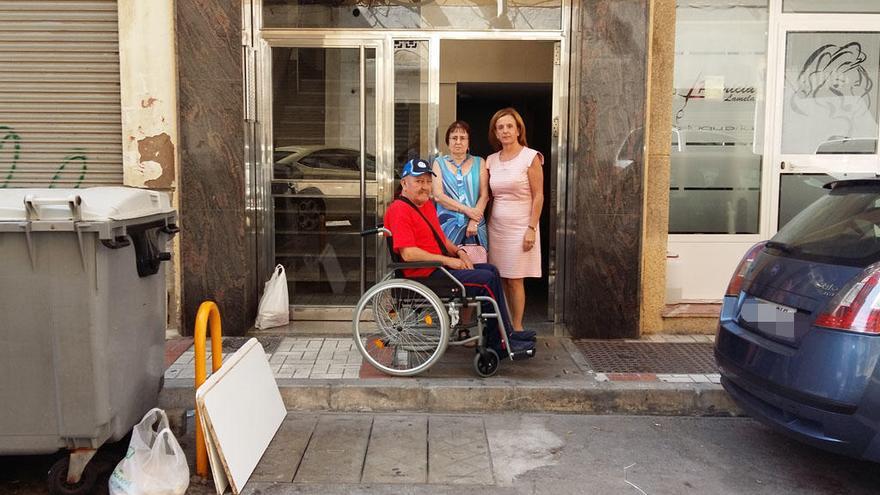 Pedro Cruzado posa junto a su mujer y la edil socialista Begoña Medina frente a su portal.