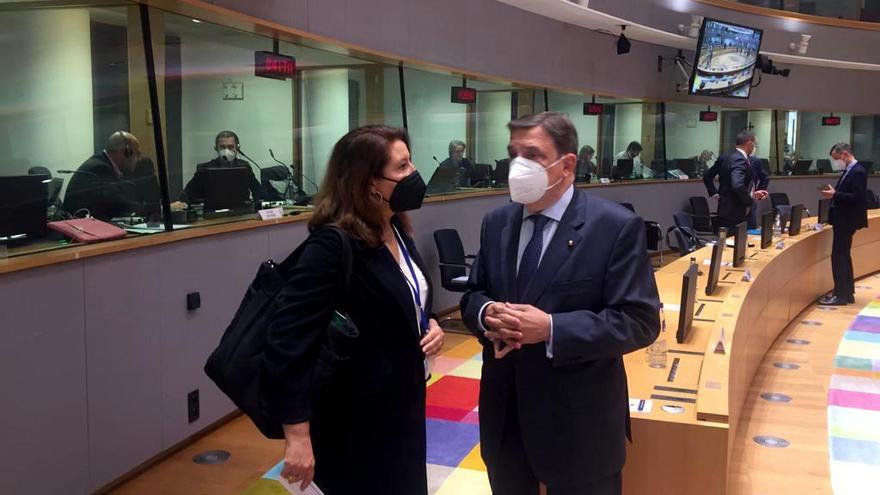 Carmen Crespo y Luis Planas conversan antes de la reunión de los ministros de Agricultura de la UE en Bruselas.