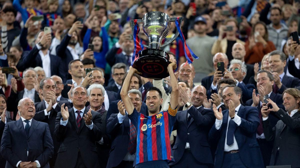 Sergio Busquets fue el encargado de levantar la vigesimoséptima Liga del Barça