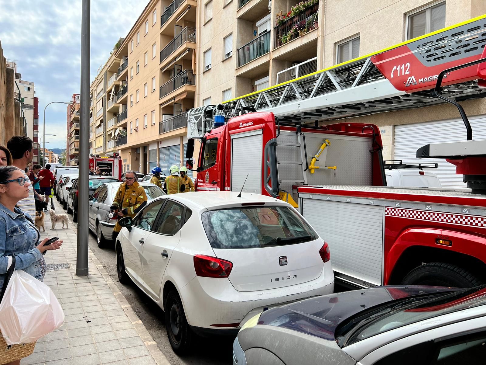 Desalojan un edificio de cinco plantas en Palma al declararse un incendio en el ático