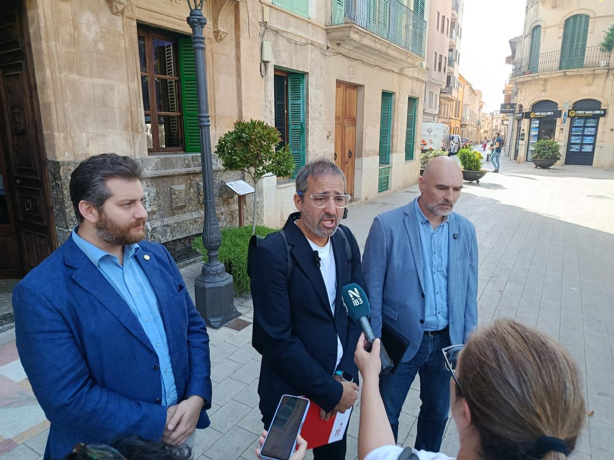 Alexandro Gaffar, Jaume J. Oliver y Oriol Gómez, portavoces de la oposición, este viernes después del pleno.