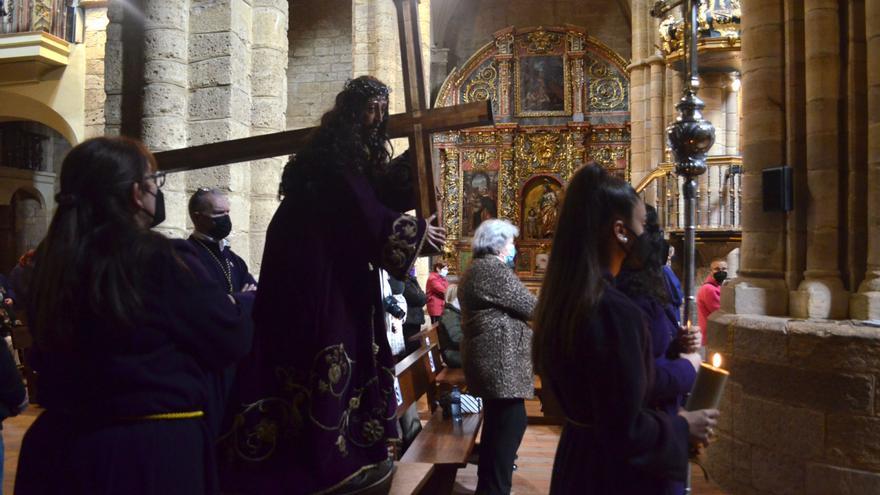 Semana Santa Benavente: Emotivo Via Crucis de los Nazarenos
