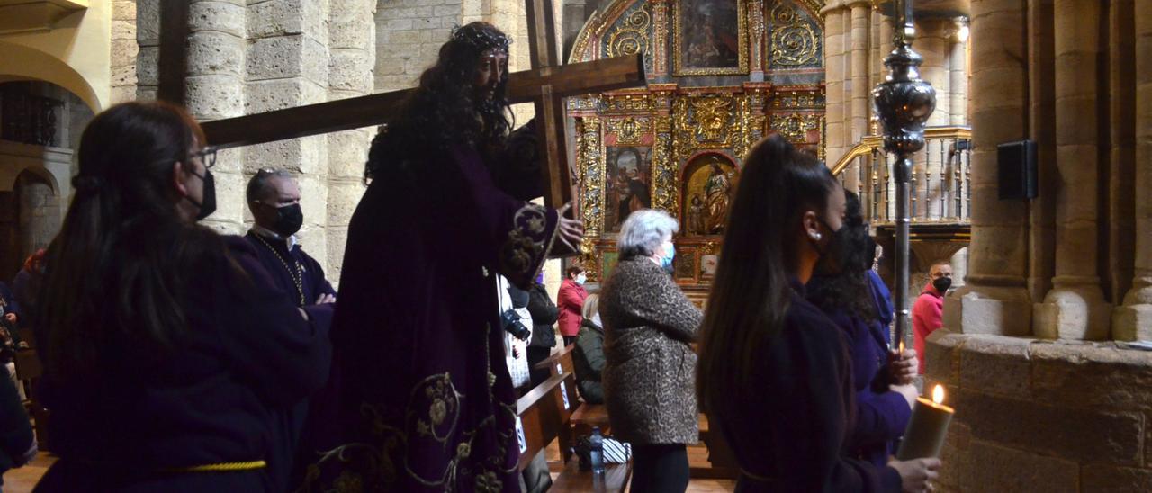 Jesús Nazareno llevado por los cofrades, durante el Via Crucis en Benavente. / E. P.