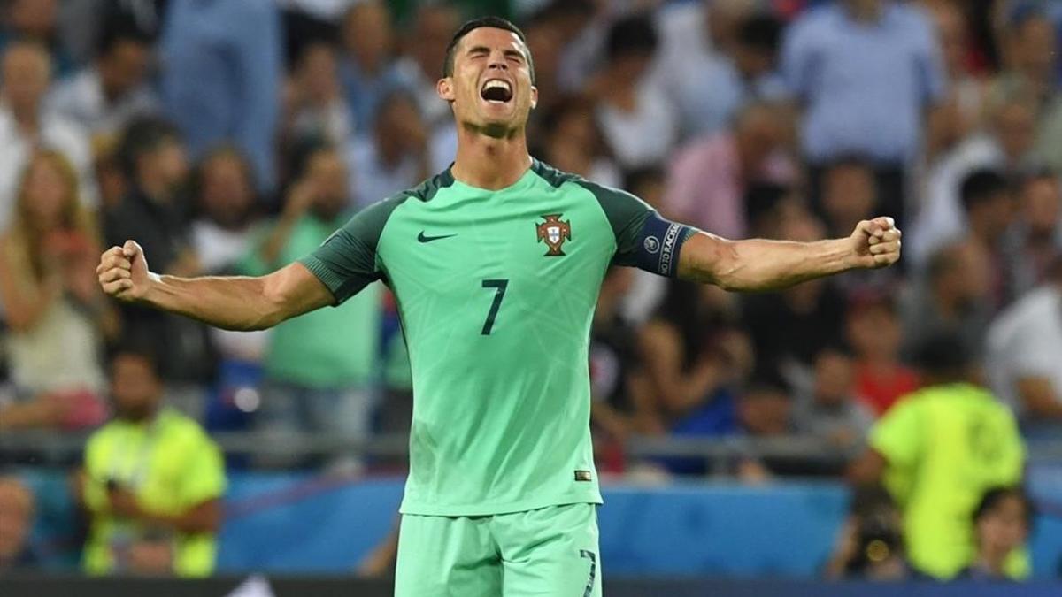 El delantero de Portugal, Cristiano Ronaldo, celebra la victoria ante Gales en la semifinal de la Eurocopa.