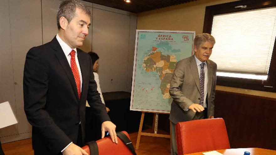 Fernando Clavijo y Alfonso Dastis, al inicio de la reunión que mantuvieron en Casa África.