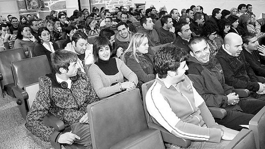 Los trabajadores de Trèves, durante una asamblea informativa.