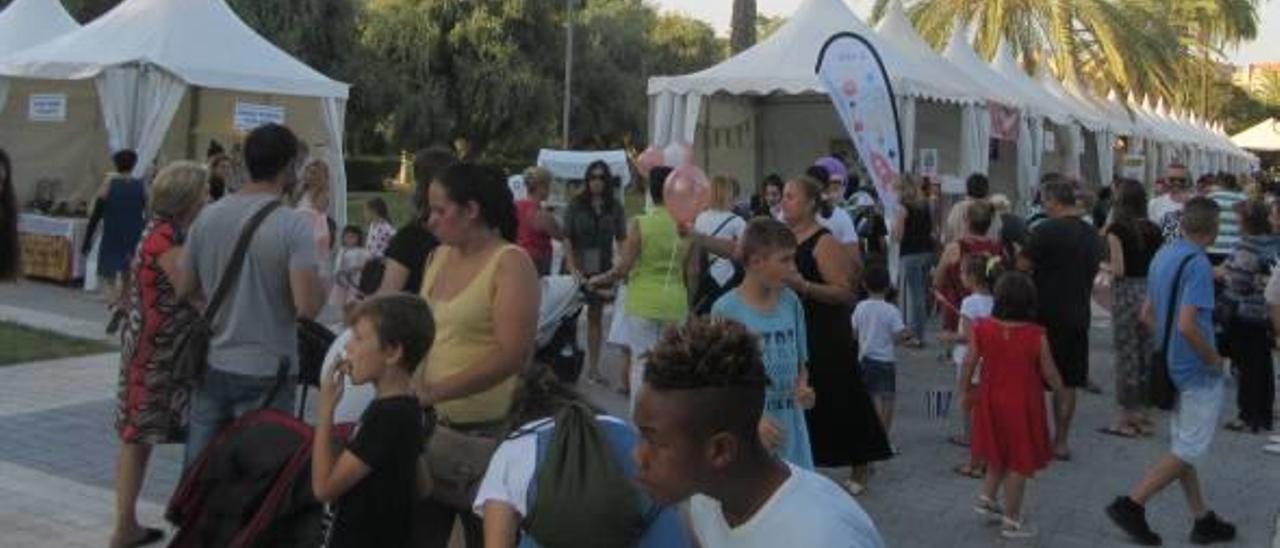 Stands de los participantes de la Fira en el parque de La Granja.