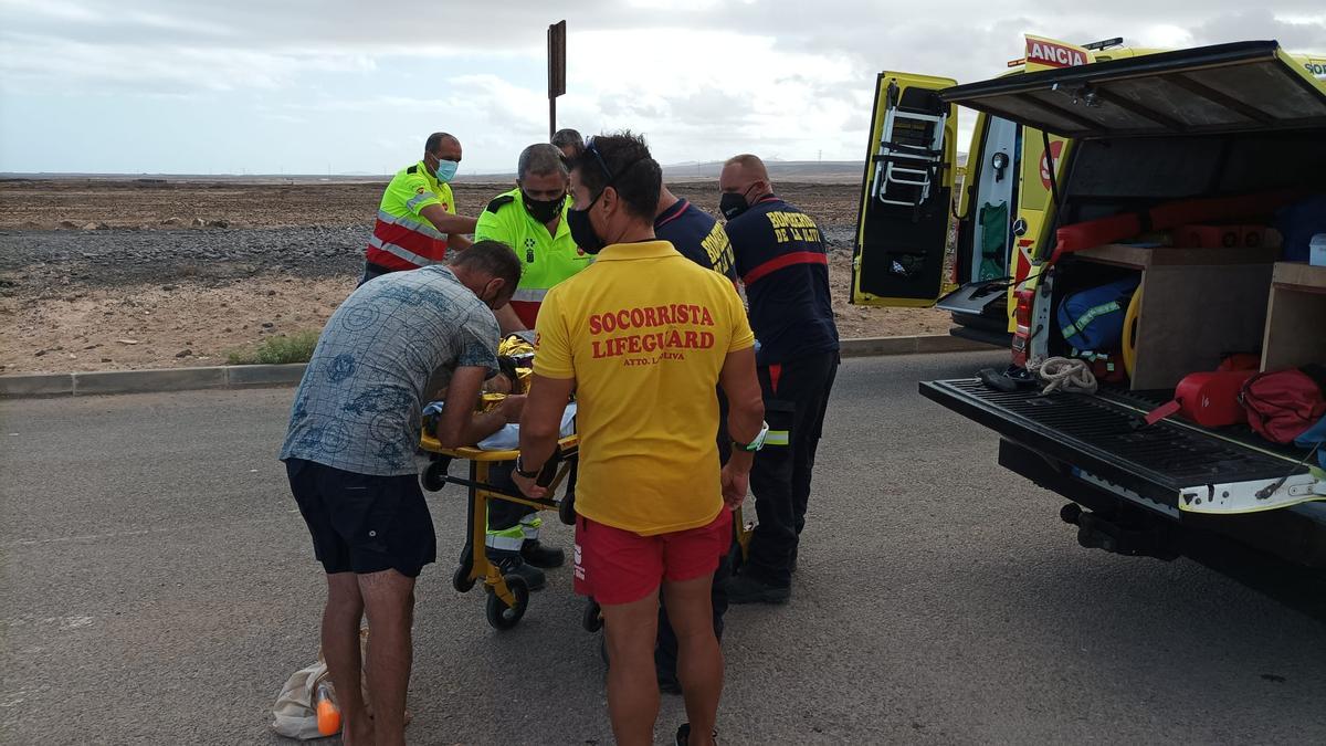 Rescatados los dos tripulantes de una embarcación que volcó en La Oliva