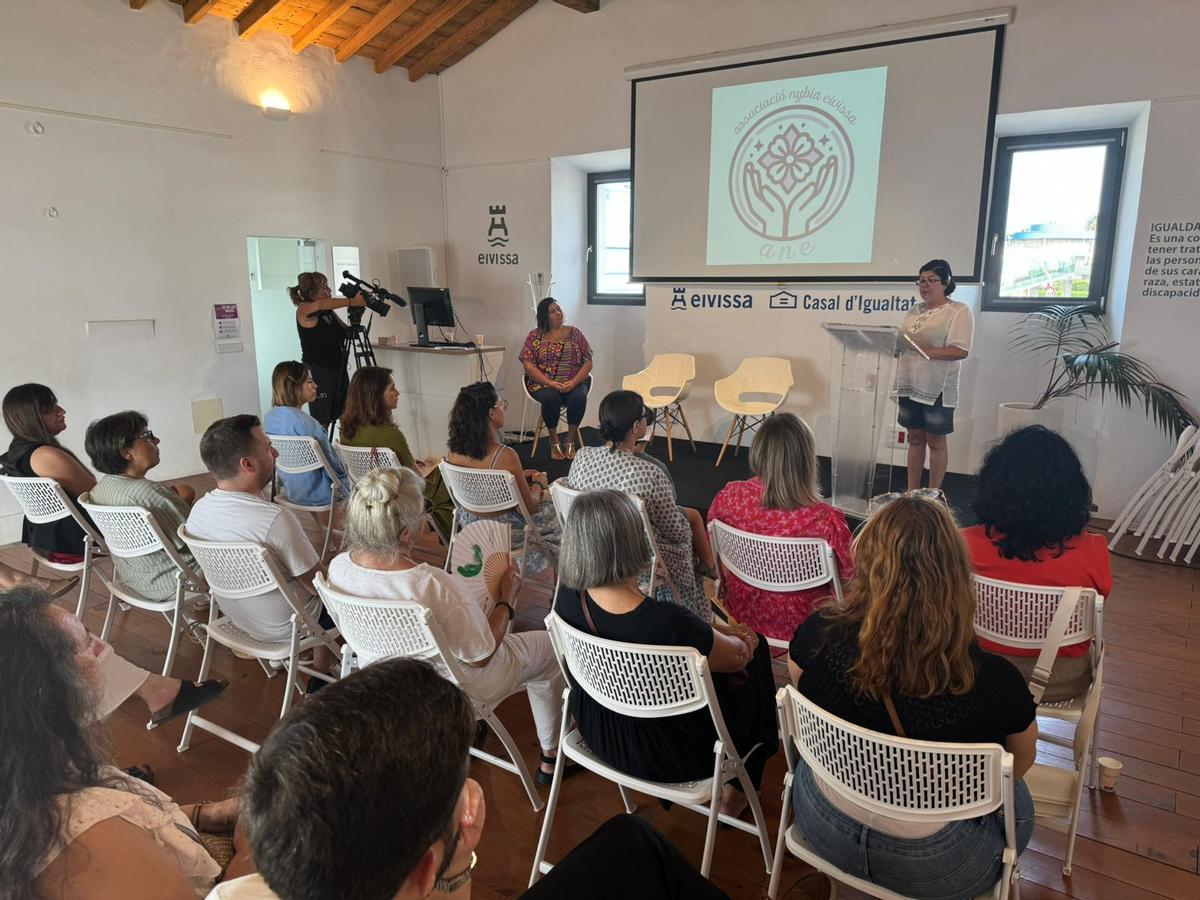 El público que acudió a la presentación en el Casal de la Igualtat de Vila.