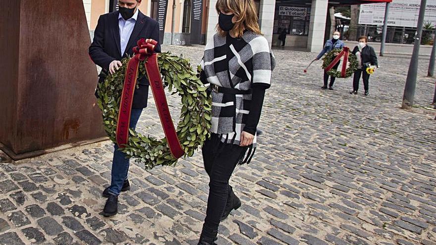 Cerdà y Caballero depositan la corona de laurel, ayer. | PERALES IBORRA