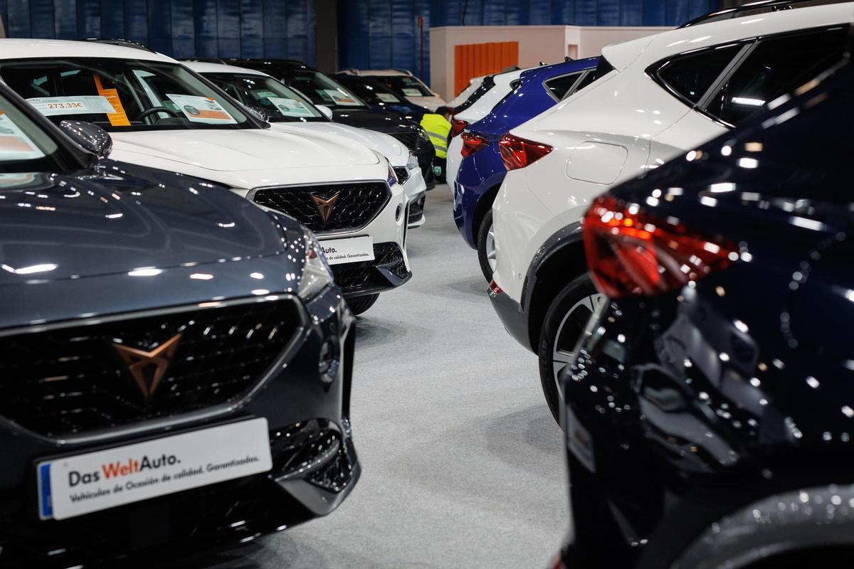 Varios coches en un espacio dedicado al vehículo de ocasión