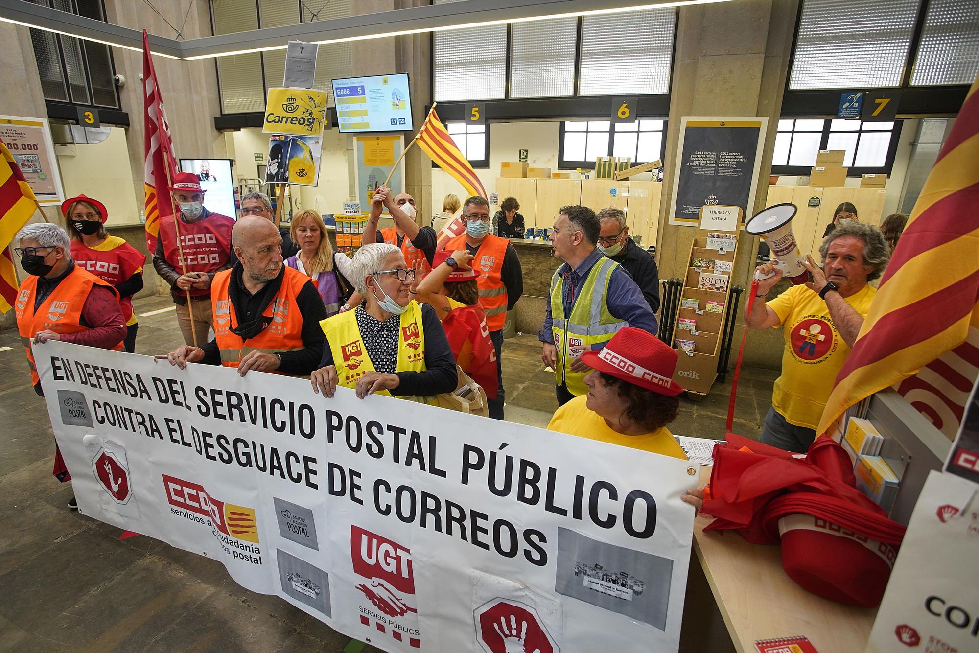 Treballadors de Correus de Girona es «tanquen» per denunciar el «desmantellament» del servei