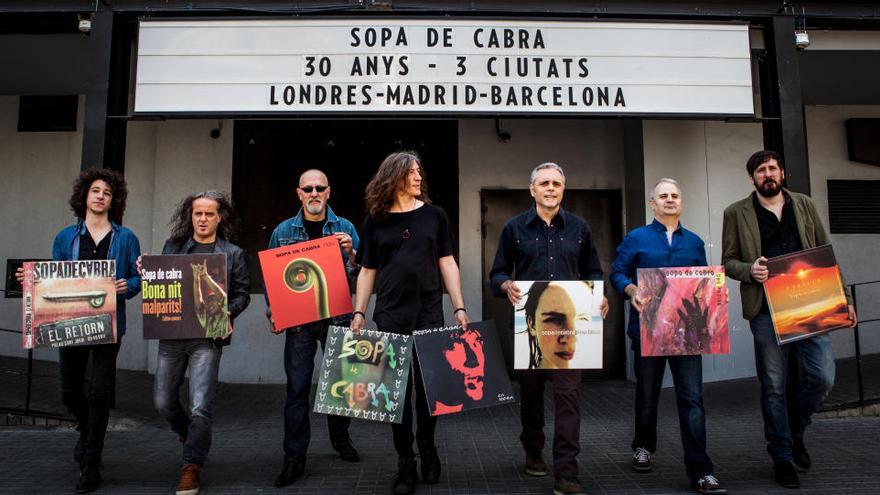 Els Sopa posen amb les portades dels seus discos per a la campanya de promoció de la nova gira internacional · DDG