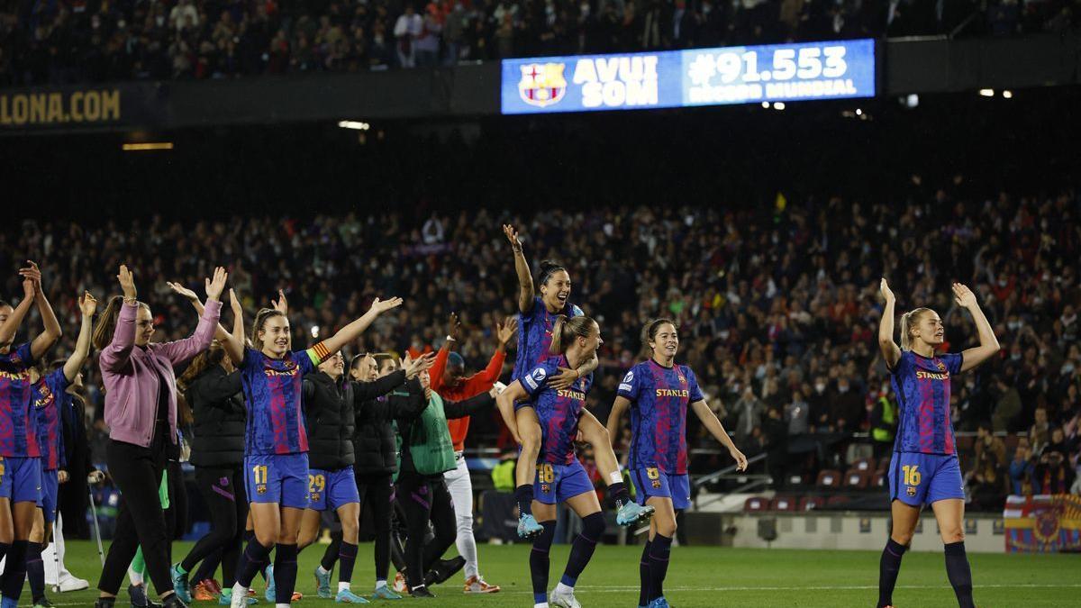 Las jugadoras del Barça celebran en el Camp Nou su manita y el récord mundial de asistencia a un partido femenino.