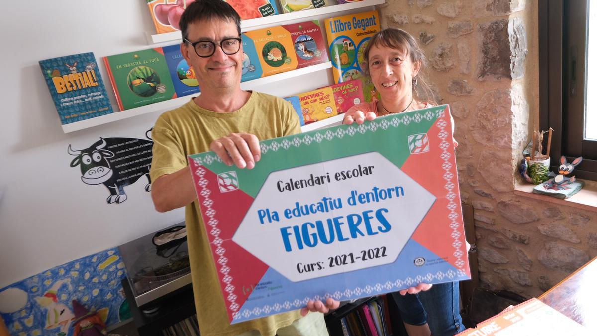 Joan Antoja i Anna Maria Matas amb el calendari escolar